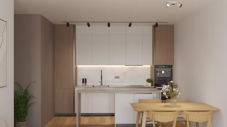 Moderne offene Küche mit Essbereich, Holzboden und integrierten Geräten in hellem Ambiente.