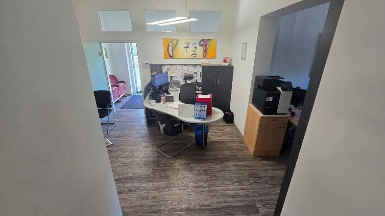 Keine Maklergebühren. Ansehen lohnt sich, beste Lage. Hier könnte ihre Praxis-/ Bürofläche, Therapiezentrum, Lager bzw. Wohnung - Generalsaniert entstehen