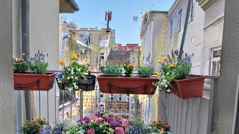 Kleiner netter Balkon in den begrünten Innenhof