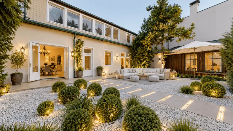Elegante Terrasse mit bequemen Loungemöbeln und stilvoller Beleuchtung, die zum Entspannen einlädt.