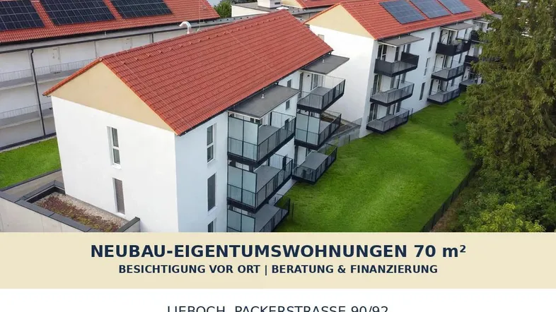 Moderne Neubauwohnungen mit Balkonen, roten Dächern und Solaranlagen in grüner Umgebung.