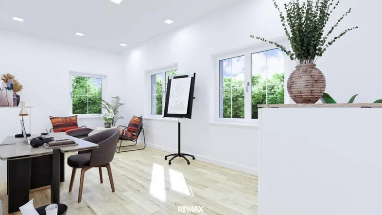 Helles, modernes Büro mit großen Fenstern, Holzboden und Blick ins Grüne.