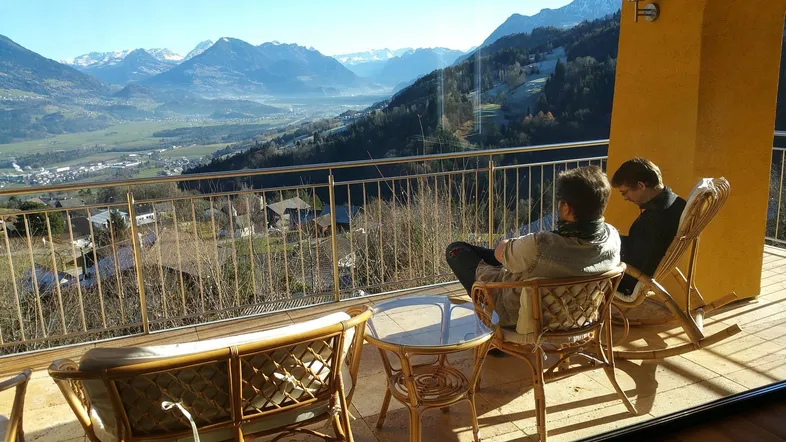 Geräumiger Balkon mit Sitzgelegenheiten und atemberaubendem Bergblick, ideal zum Entspannen.