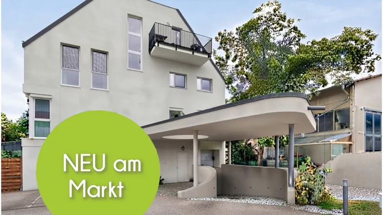 Modernes Mehrfamilienhaus mit Balkon und überdachtem Stellplatz, neu auf dem Markt.