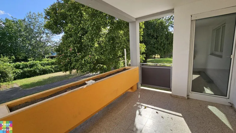 Geräumiger Balkon mit großem Blumenkasten und Blick ins Grüne, ideal zum Entspannen.