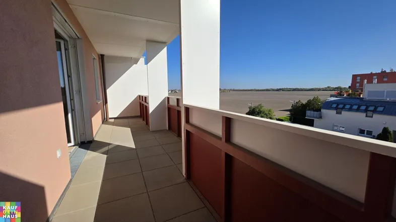 Geräumiger Balkon mit Fliesenboden und weitem Blick über die Landschaft.