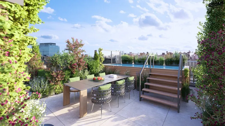 Dachterrasse mit Esstisch, Sitzgelegenheiten und einem kleinen Pool unter blauem Himmel.