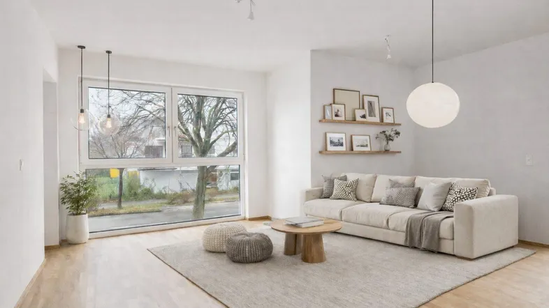 Helles Wohnzimmer mit großen Fenstern, Holzboden und moderner Einrichtung.