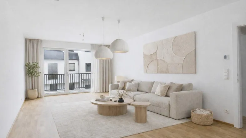 Helles Wohnzimmer mit modernem Sofa, Holzboden und Zugang zu einem kleinen Balkon.