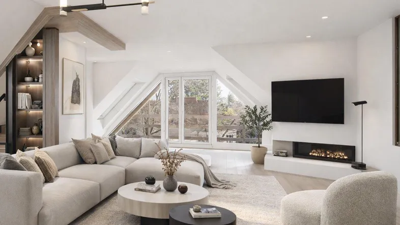 Modernes Wohnzimmer mit Dachschrägen, Kamin und großen Fenstern, die viel Tageslicht hereinlassen.
