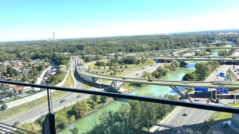 Geräumiger Balkon mit atemberaubendem Blick auf den Fluss, Autobahnen und die umliegende Landschaft.