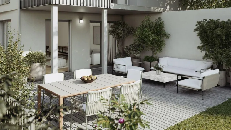 Große Terrasse mit Holzboden, Essbereich und Lounge-Möbeln, umgeben von grüner Bepflanzung.