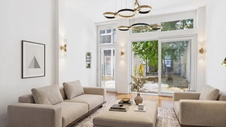 Helles Wohnzimmer mit modernen Möbeln, Holzboden und großen Fenstern zum Außenbereich.