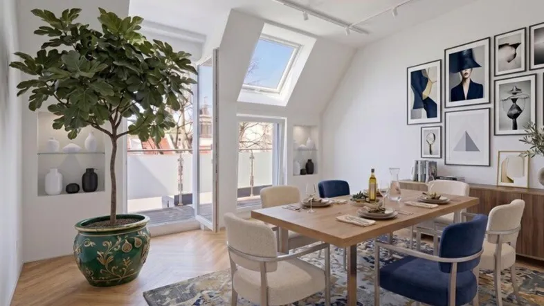 Moderner Essbereich mit Holzboden, Dachfenster und Zugang zu einem kleinen Balkon.
