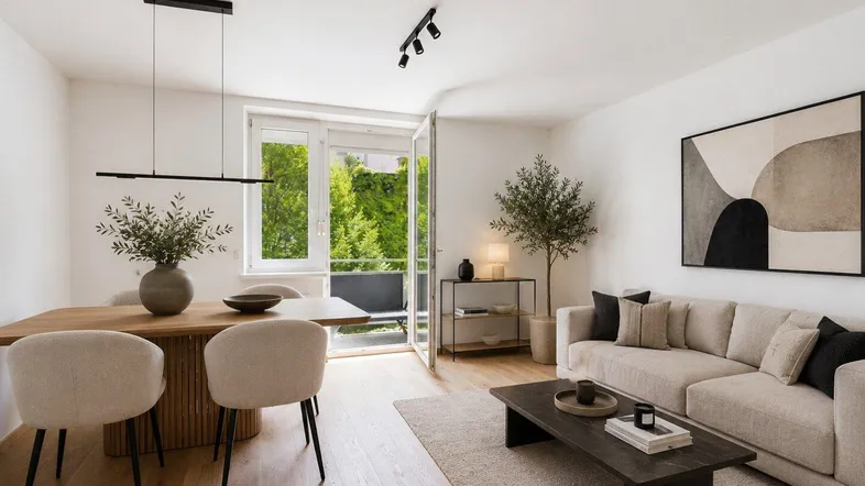 Helles Wohn- und Esszimmer mit Holzboden, modernem Mobiliar und Zugang zum Balkon.