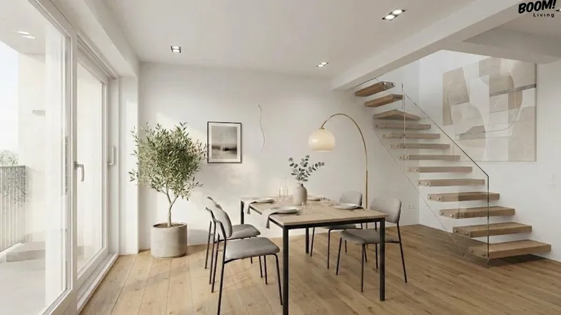 Heller Essbereich mit Holzboden, moderner Treppe und Zugang zu einem Balkon.