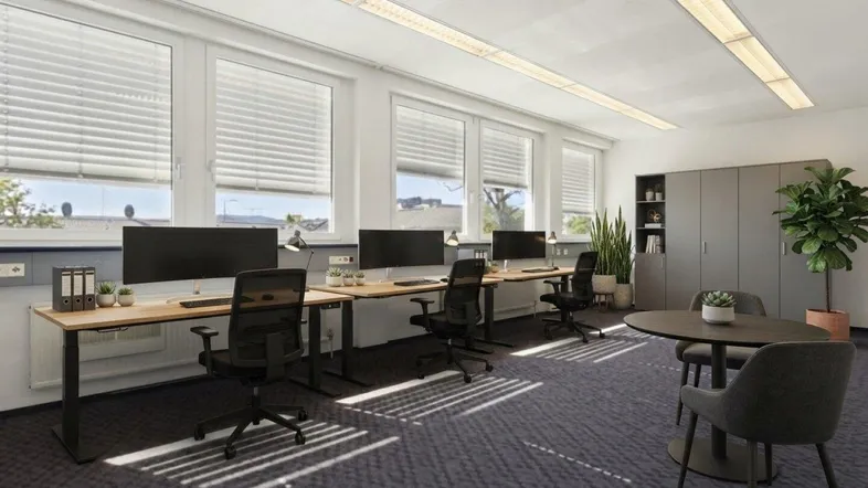 Modernes Büro mit mehreren Arbeitsplätzen, großen Fenstern und Teppichboden, ideal für ein Team.