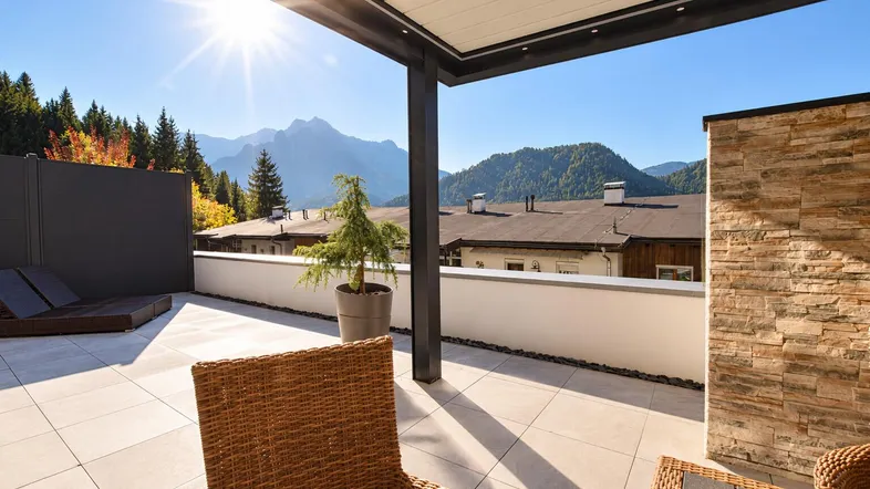 Sonnige Bergterrasse mit Pergola-Ausblick