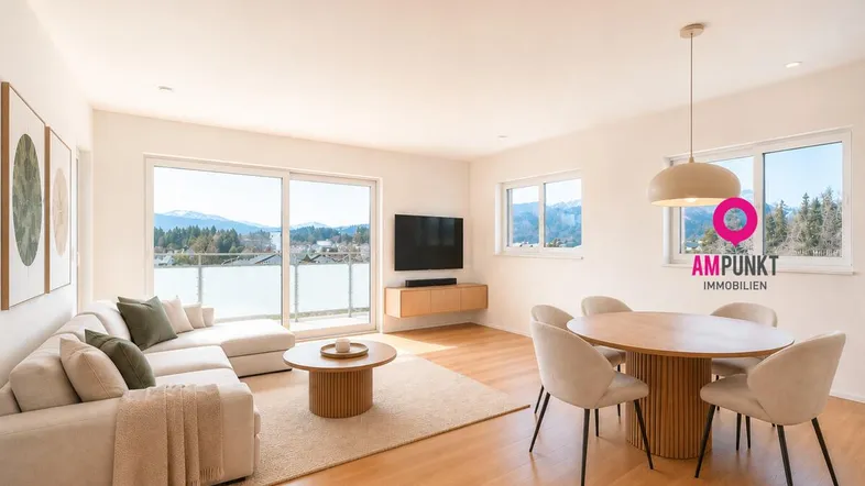 Helles Wohn-Esszimmer mit Holzboden, bequemer Couch und Esstisch, bietet Zugang zum Balkon und Bergblick.