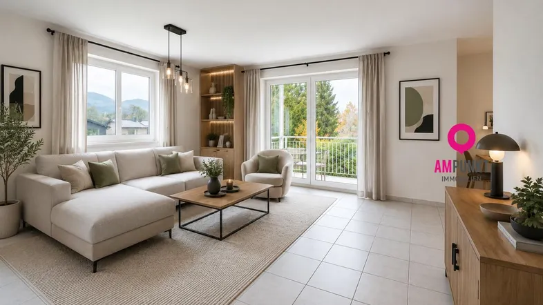 Helles Wohnzimmer mit modernem Sofa, Fliesenboden und Zugang zu einem Balkon mit Bergblick.
