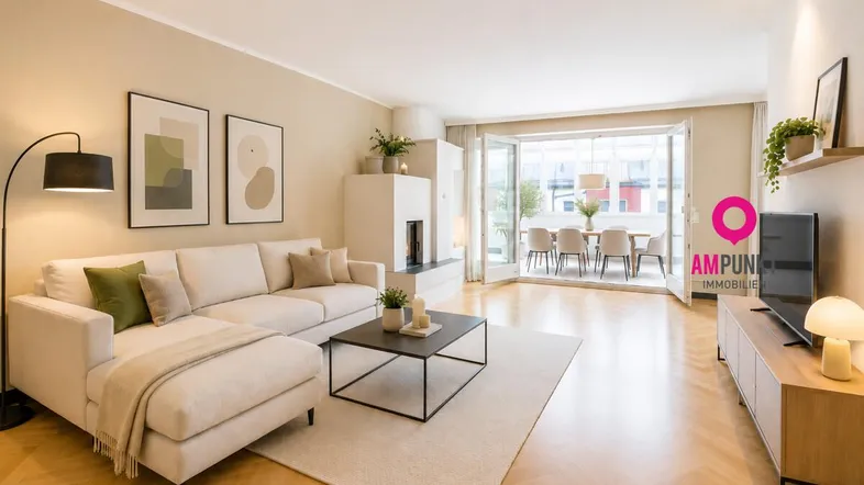 Helles Wohnzimmer mit modernem Sofa, Kamin und Zugang zu einem verglasten Balkon.