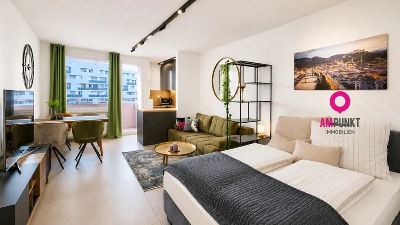 Helles Studio-Apartment mit Schlafbereich, Wohnbereich, Essplatz und Zugang zu einem Balkon.
