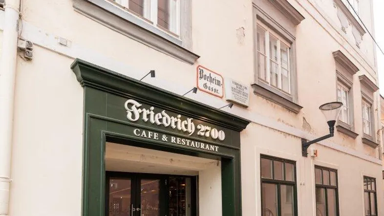 Eingangsbereich eines historischen Gebäudes mit Café und Restaurant "Friedrich 2700" in der Böheim Gasse.