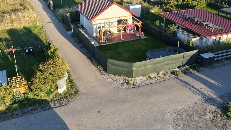 Luftaufnahme eines Einfamilienhauses mit Garten, Terrasse und kleinem Pool in ländlicher Umgebung.
