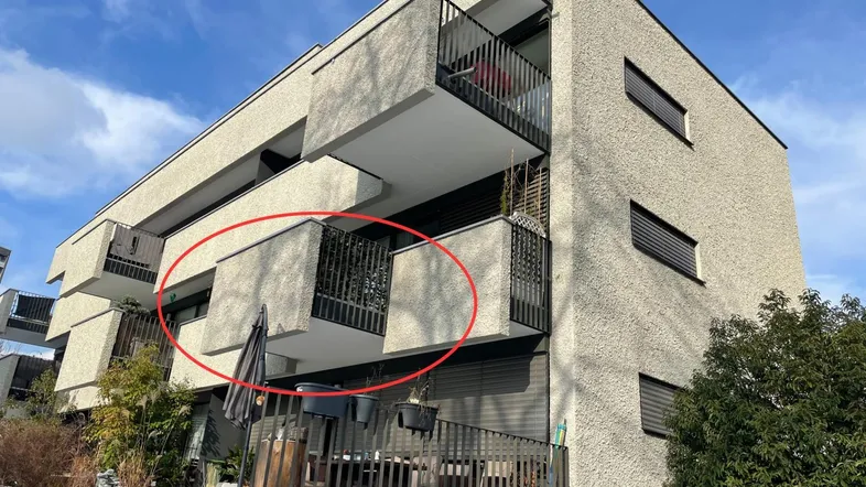 Moderne Wohnanlage mit mehreren Balkonen und Terrassen in heller Fassade.