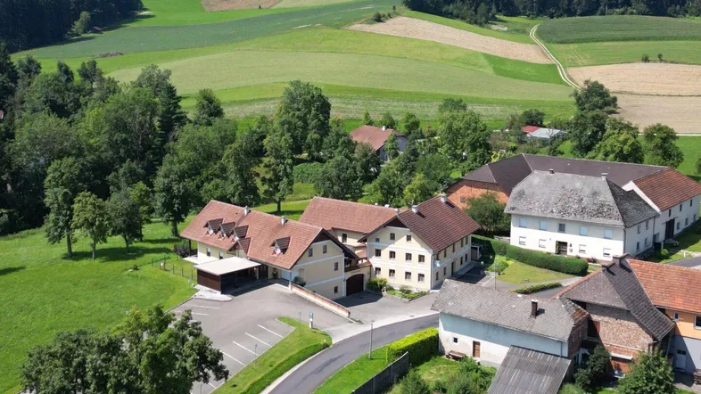 Gasthaus mit Wohnhaus