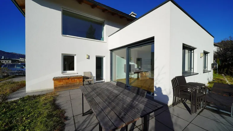 Modernes Einfamilienhaus mit Freiblick