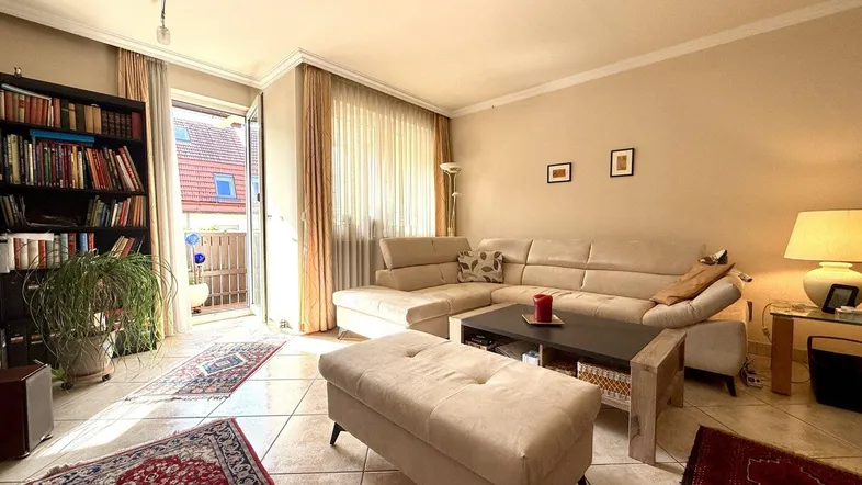 Charmante 3-Zimmer-Wohnung mit Loggia, offenen Kamin und eigenem KFZ-Stellplatz
