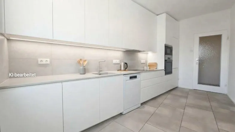 Moderne, helle Küche mit weißen Schränken, integrierten Geräten und Fliesenboden.
