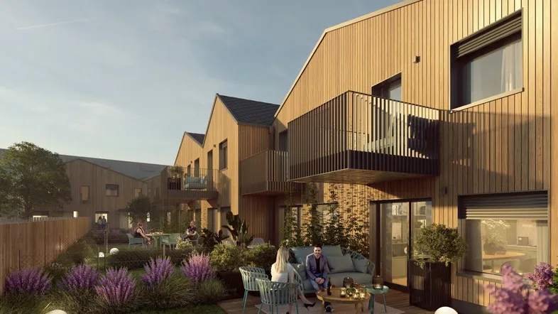 Moderne Holzfassade mit privater Terrasse, Sitzgelegenheiten und blühenden Pflanzen im Gartenbereich.