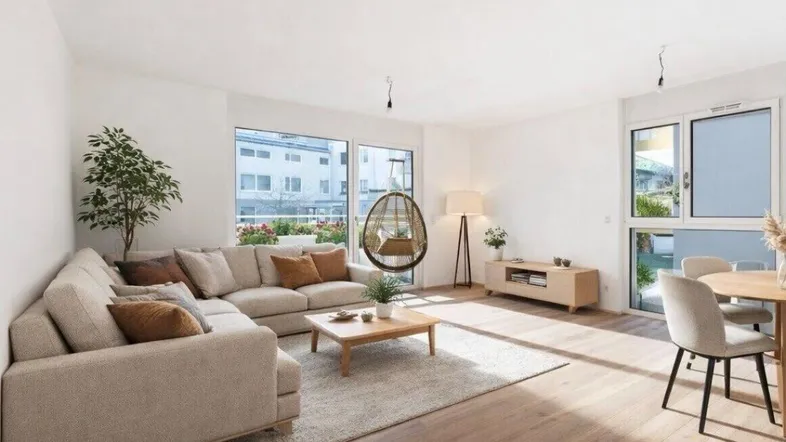 Heller, offener Wohn-Essbereich mit modernem Sofa, Holzboden und großen Fenstern.