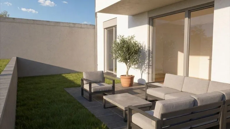 Moderne Terrasse mit Sitzgelegenheiten und kleinem Baum, umgeben von einer Rasenfläche.