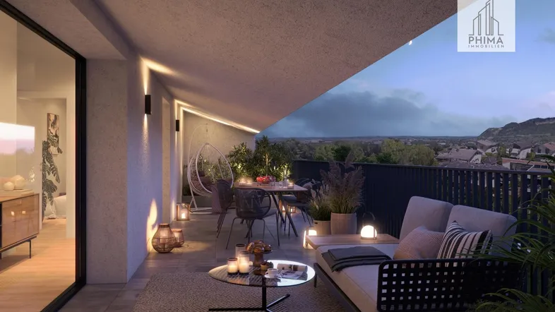 Geräumiger Balkon mit gemütlicher Sitzgruppe und stimmungsvoller Beleuchtung am Abend.