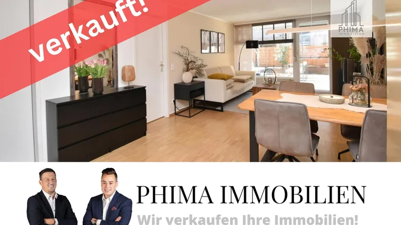 Helles Wohn- und Esszimmer mit modernem Mobiliar, Holzboden und Zugang zu einem Außenbereich.