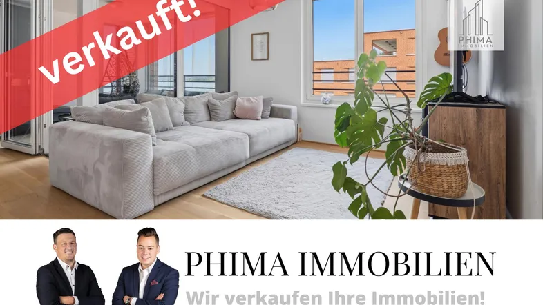 Helles Wohnzimmer mit großem Sofa, Holzboden und Blick nach draußen, mit 'Verkauft!'-Banner.
