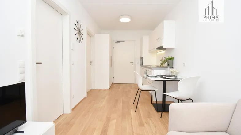 Moderne, helle Wohnung mit offener Küchenzeile, Essbereich und Wohnbereich in Weiß und Holz.