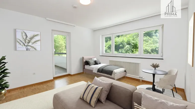 Helles Zimmer mit Parkettboden, großem Fenster und Zugang zu einem Balkon, virtuell als Wohn-Schlafzimmer eingerichtet.