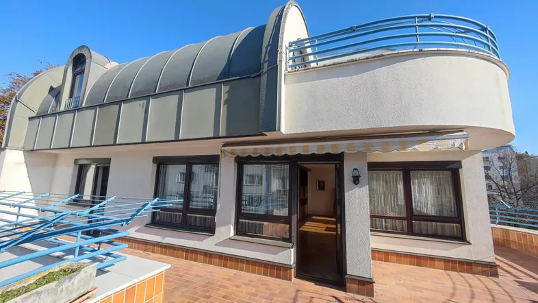 Geräumige Dachterrasse mit Ziegelboden und Blick auf die Umgebung, ideal für Entspannung im Freien.
