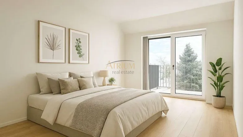 Helles Schlafzimmer mit Holzboden, modernem Bett und Zugang zu einem Balkon.