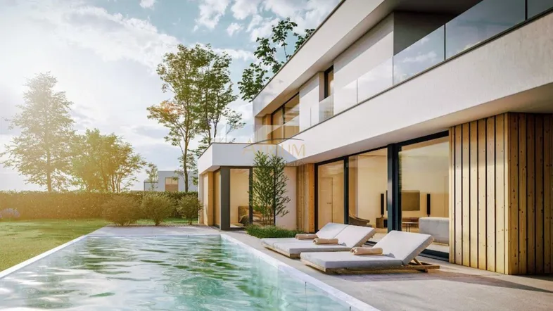 Moderne Villa mit Infinity-Pool und großzügiger Sonnenterrasse, umgeben von viel Grün.