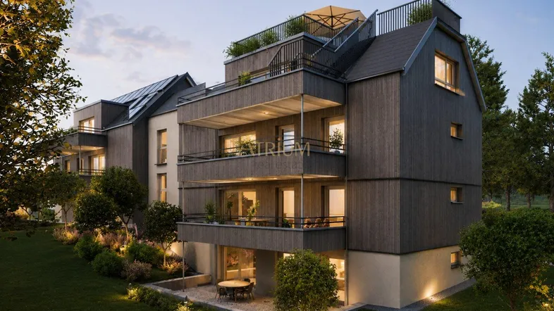 Moderne Wohnanlage mit Holzfassade, Balkonen, Terrassen und Dachterrassen in grüner Umgebung.