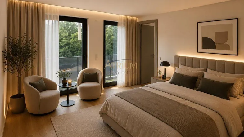 Modernes Schlafzimmer mit großem Bett, gemütlichen Sesseln und Zugang zu einem Balkon oder einer Terrasse.