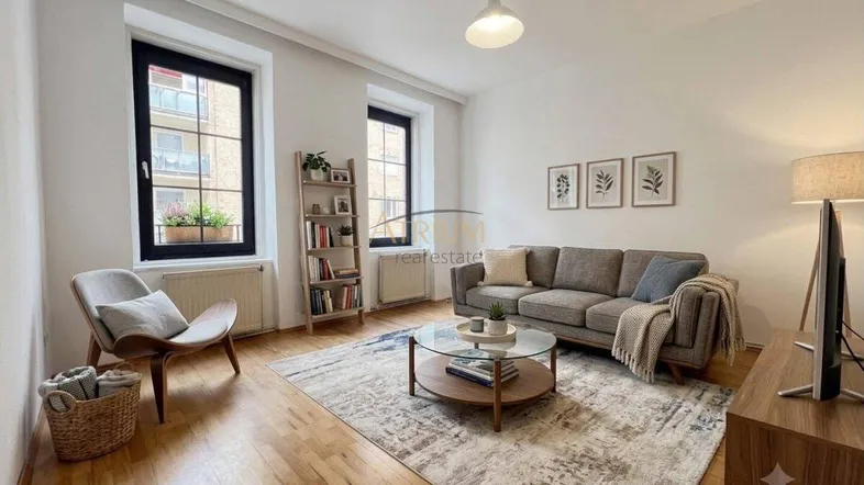 Helles Wohnzimmer mit Holzboden, beigem Sofa, modernem Teppich und Blick auf die Umgebung.