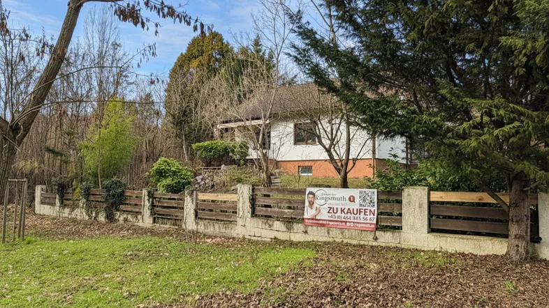 Traumhafte Grünruhelage in einer Sackgasse: Voll unterkellertes Familienhaus mit Carports