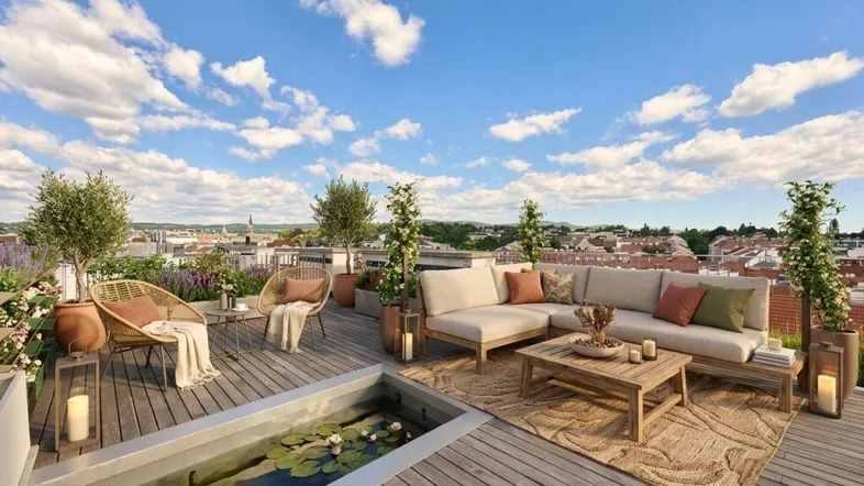 Geräumige Dachterrasse mit bequemen Loungemöbeln, einem Wasserbecken und weitem Stadtblick.