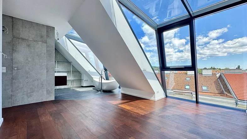 Helles Schlafzimmer mit Holzboden, freistehender Badewanne und beeindruckender Glasfassade mit Stadtblick.